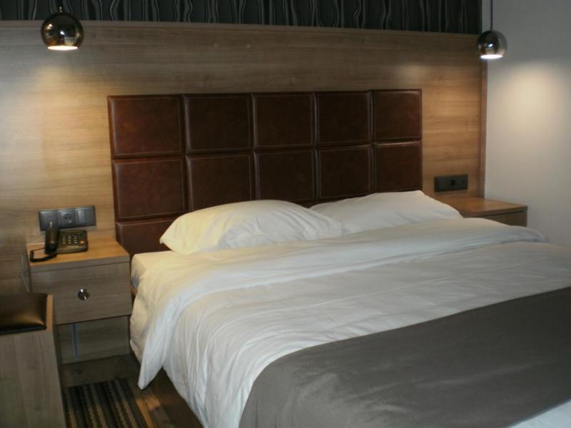Metropolis Hotel Serres Buitenkant foto